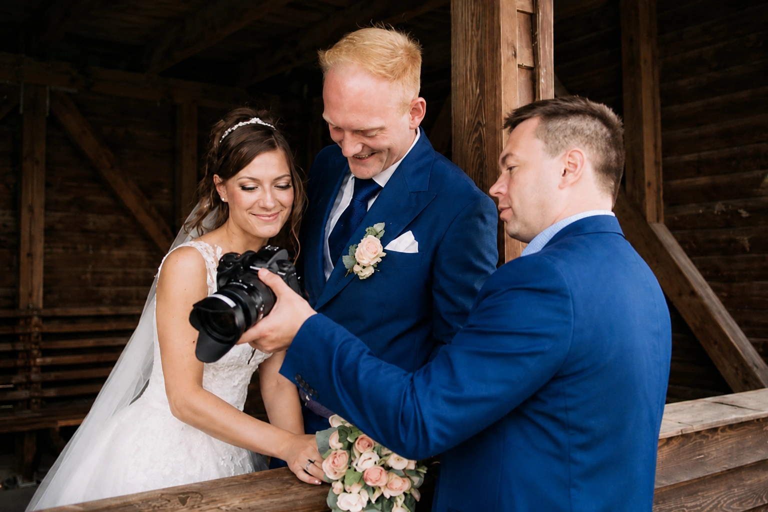 Alexej Graf-Unger mit Kamera bei einer Hochzeit