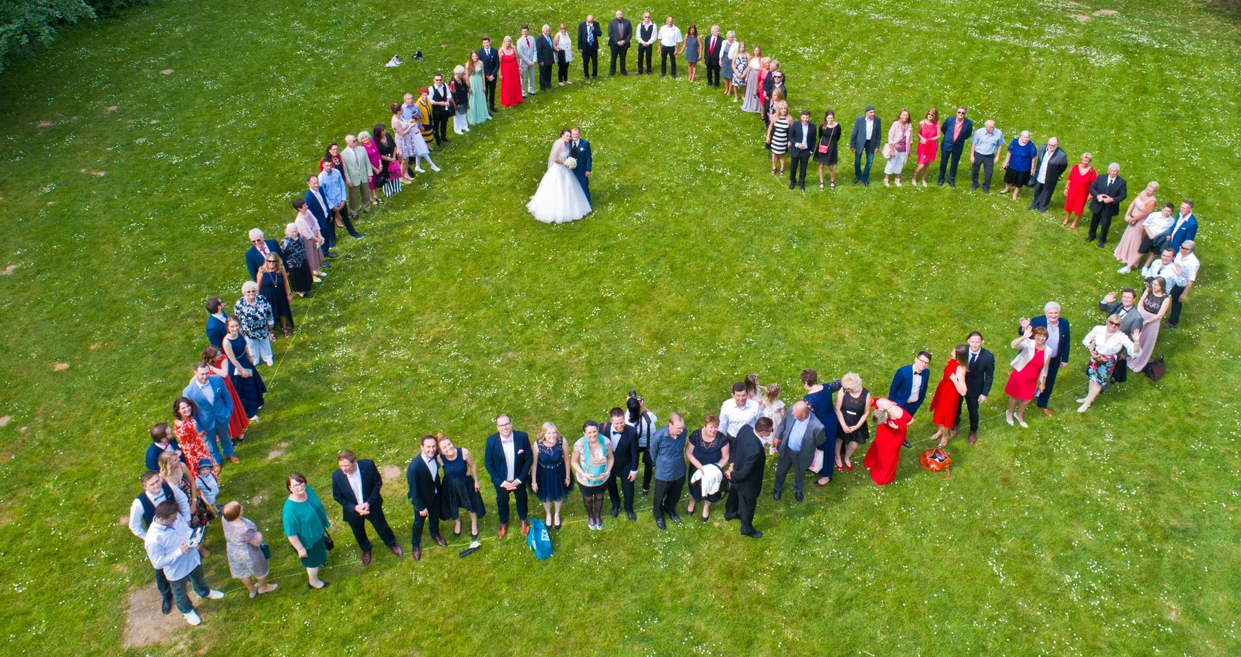 Drohnenperspektive einer Hochzeit